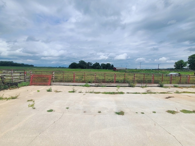 view of yard featuring a rural view