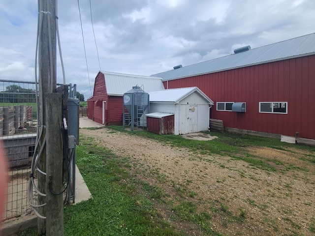 view of yard with an outdoor structure