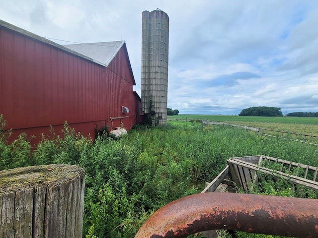 view of yard featuring a rural view