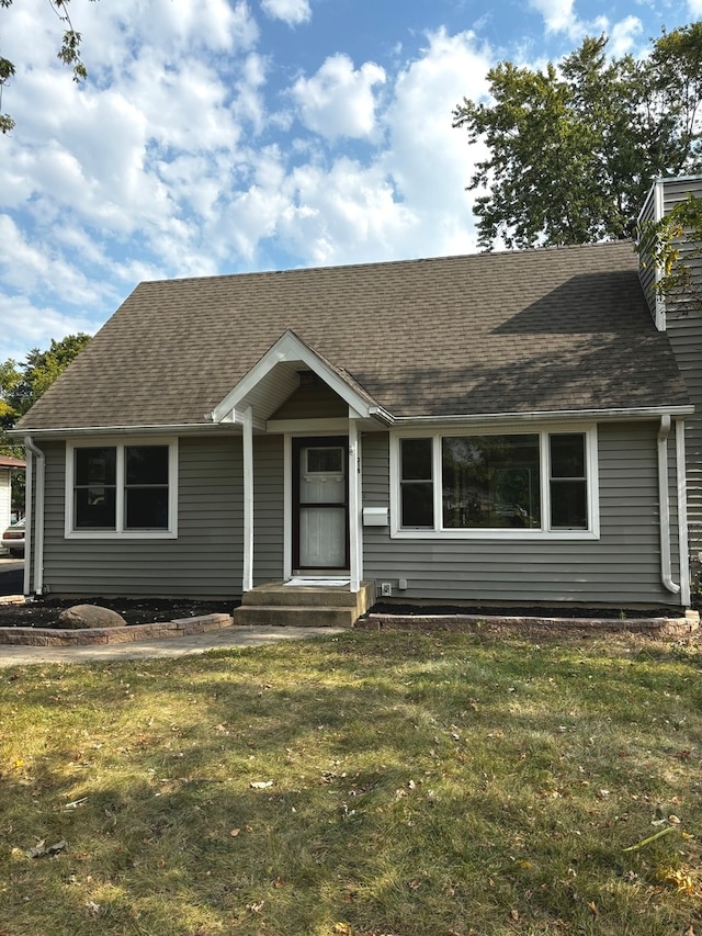 view of front of property with a front yard