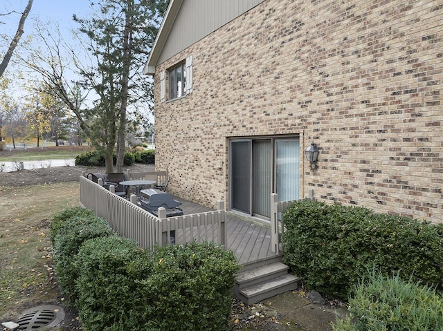 property entrance featuring a deck