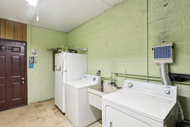 washroom featuring washing machine and clothes dryer