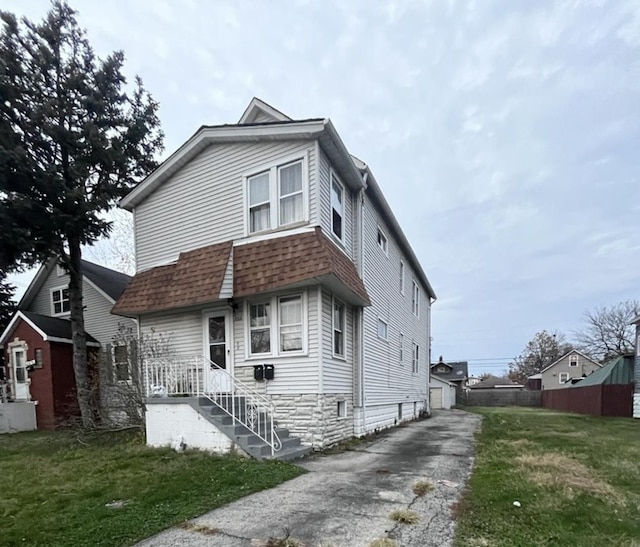 view of front facade with a front yard