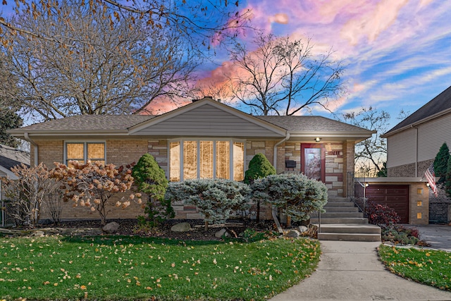 view of front of house featuring a yard