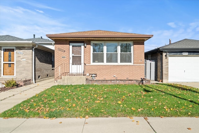 view of front of home featuring a front yard and a garage