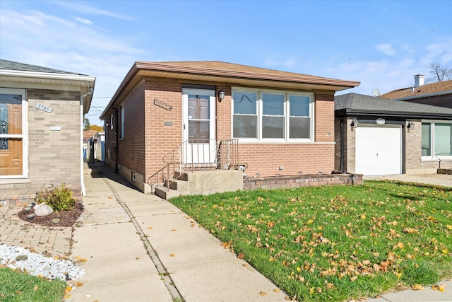 view of front of property featuring a front yard and a garage