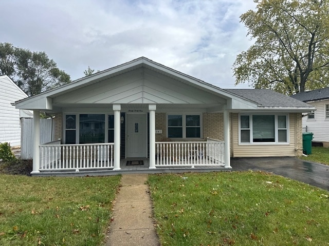 view of front of property featuring covered porch and a front lawn