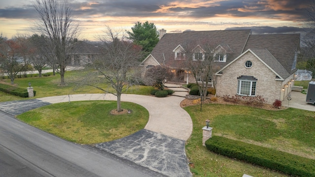 view of front of property featuring a lawn