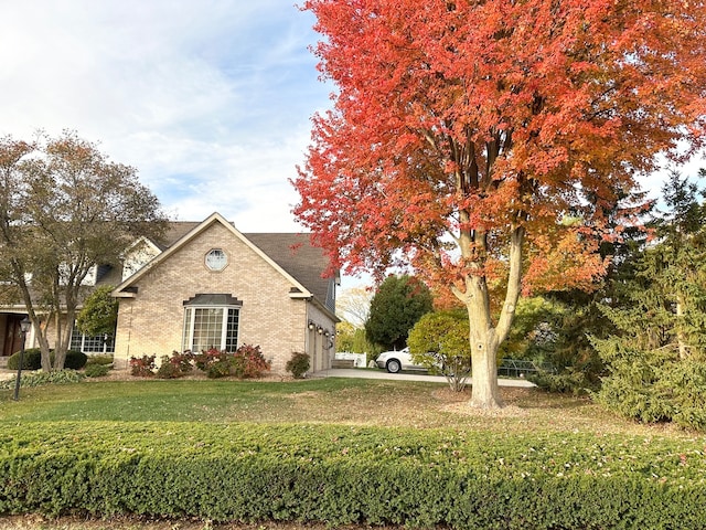 view of front facade with a front yard