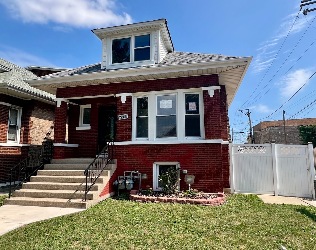 view of front of property featuring a front yard