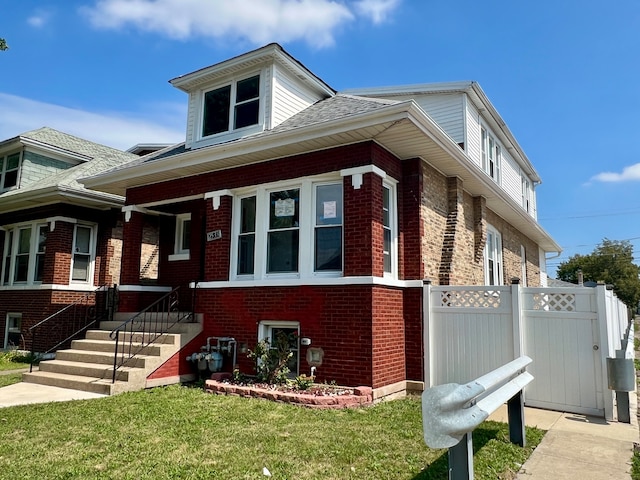 view of front of home featuring a front yard