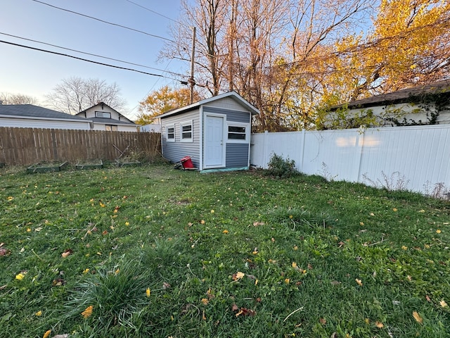 view of yard featuring a storage unit