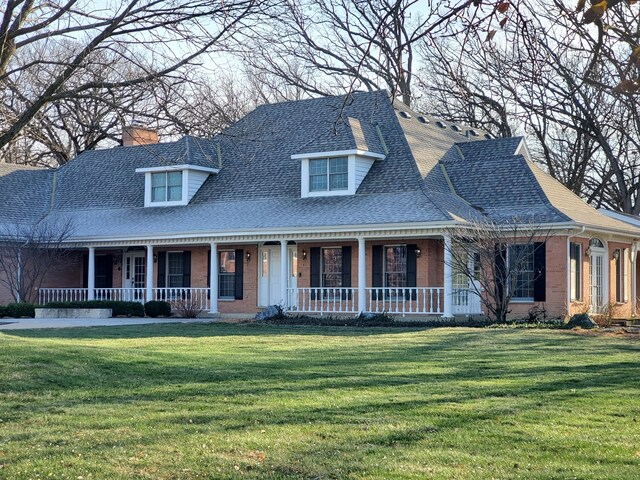 view of front of home featuring a front yard