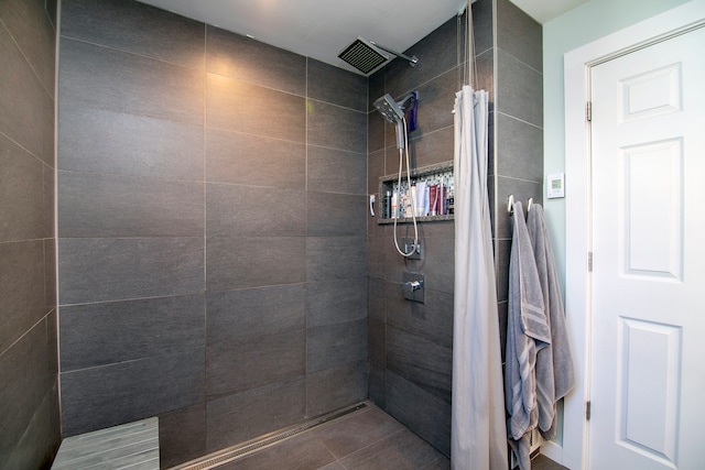 bathroom featuring a shower with shower curtain