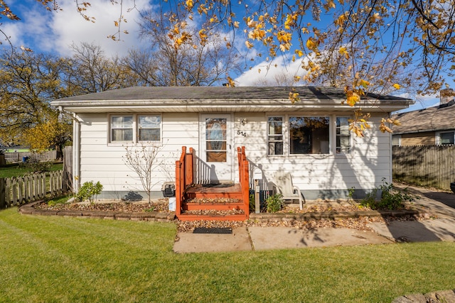 view of front of property with a front yard