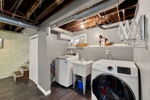 washroom featuring washing machine and clothes dryer