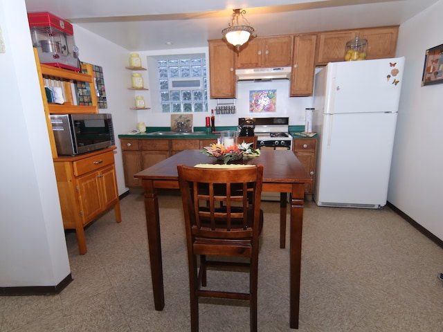 kitchen with sink, pendant lighting, and appliances with stainless steel finishes