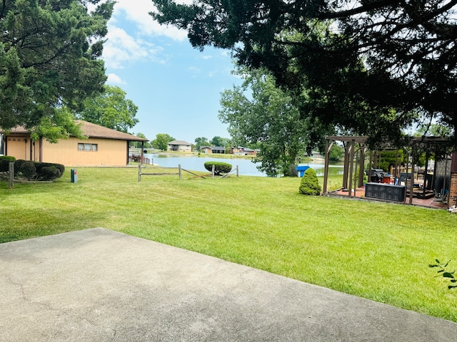 view of yard featuring a water view