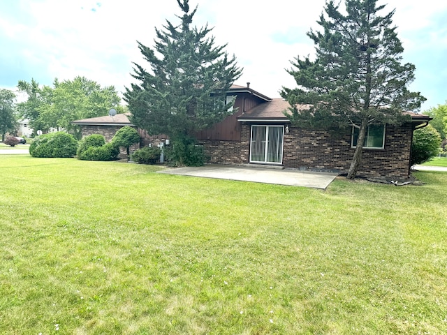 view of yard featuring a patio area