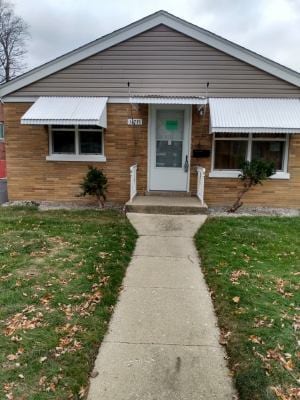 view of front of property featuring a front lawn