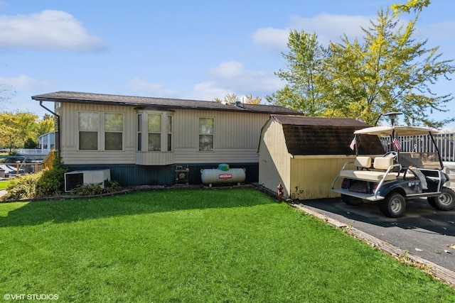 185 Eon Ln, Wilmington, IL 60481 - view of front of property with a front yard and a shingled roof