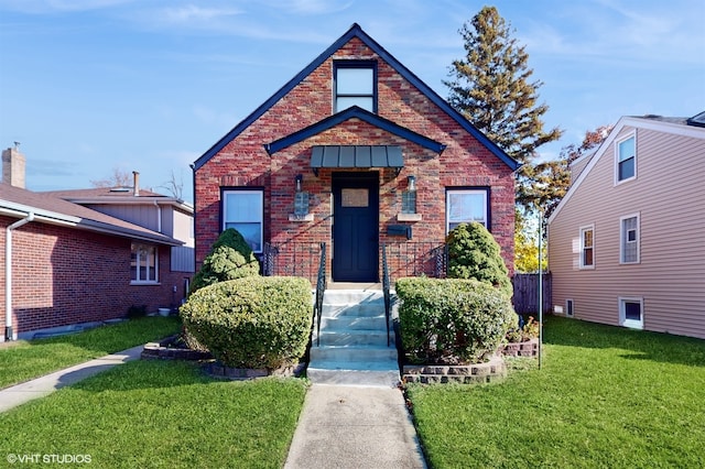 bungalow featuring a front lawn