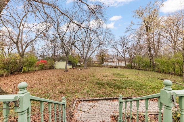 view of yard featuring a storage shed