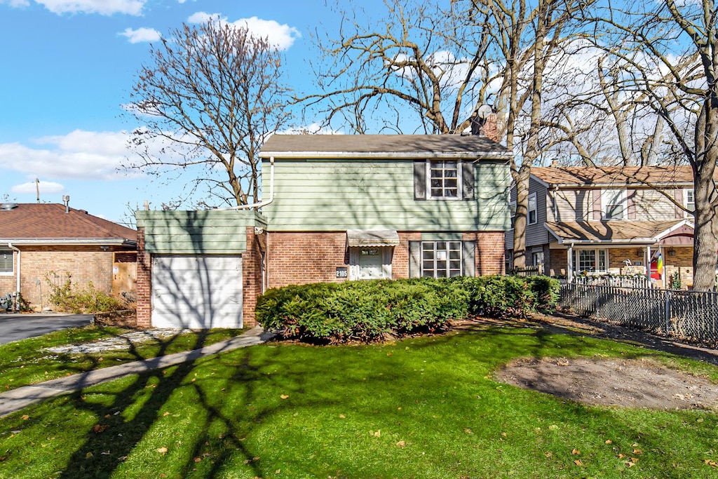 view of front of property with a front yard