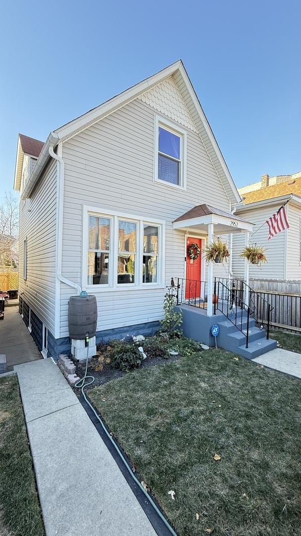 view of front of house with a front yard