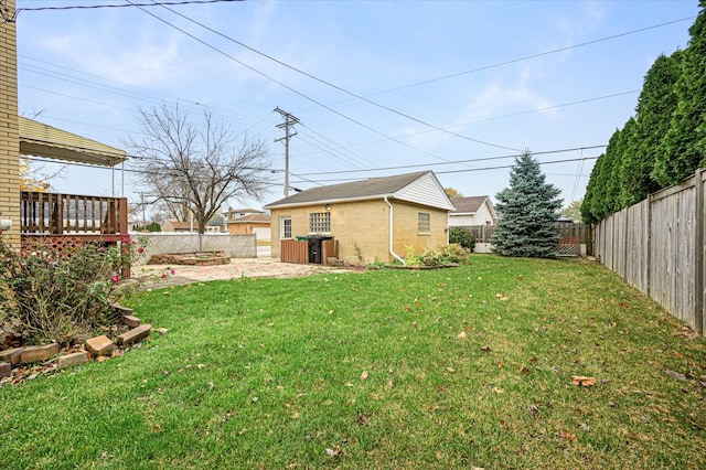 view of yard with an outbuilding