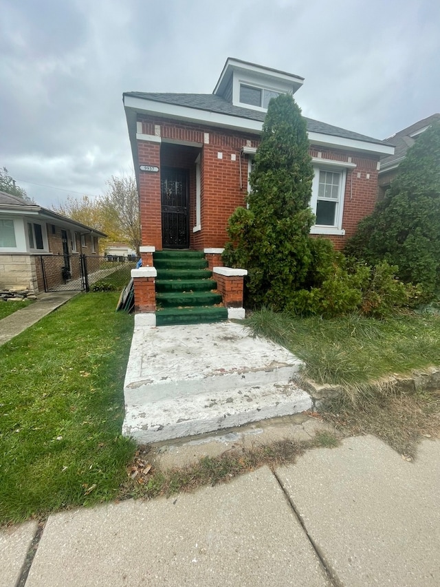 view of front of property with a front lawn