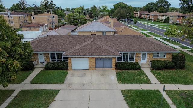 view of front of home featuring a front yard and a garage