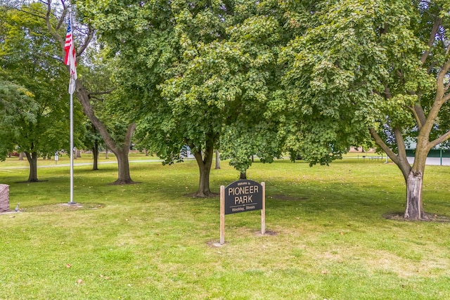 view of property's community featuring a yard