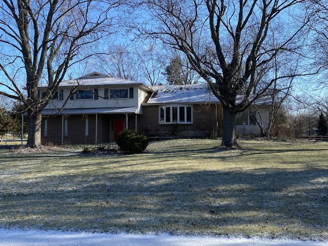 view of front facade with a front lawn