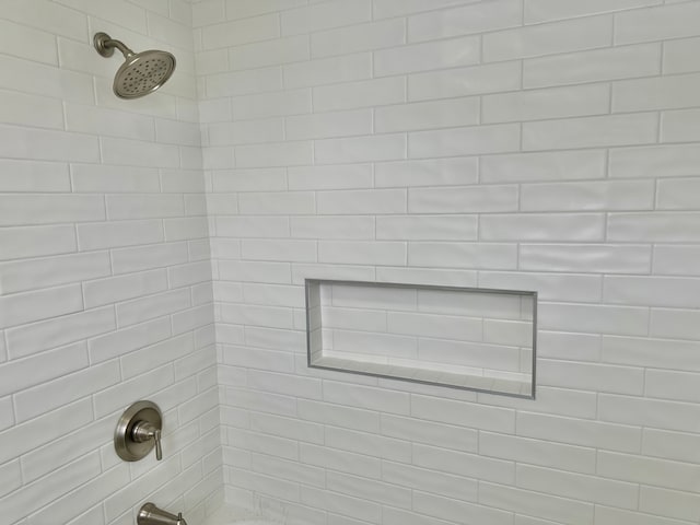 room details with tiled shower / bath combo