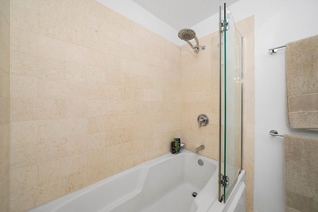 bathroom featuring tiled shower / bath