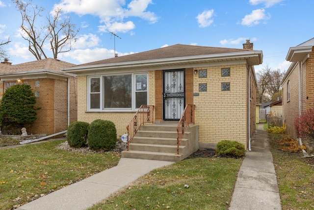 bungalow featuring a front yard