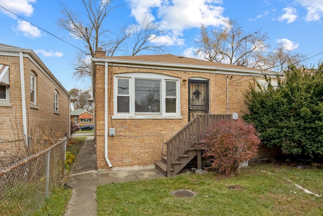 bungalow-style house featuring a front lawn