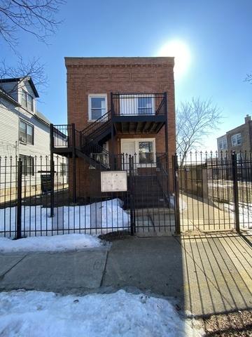 view of front of property featuring a balcony