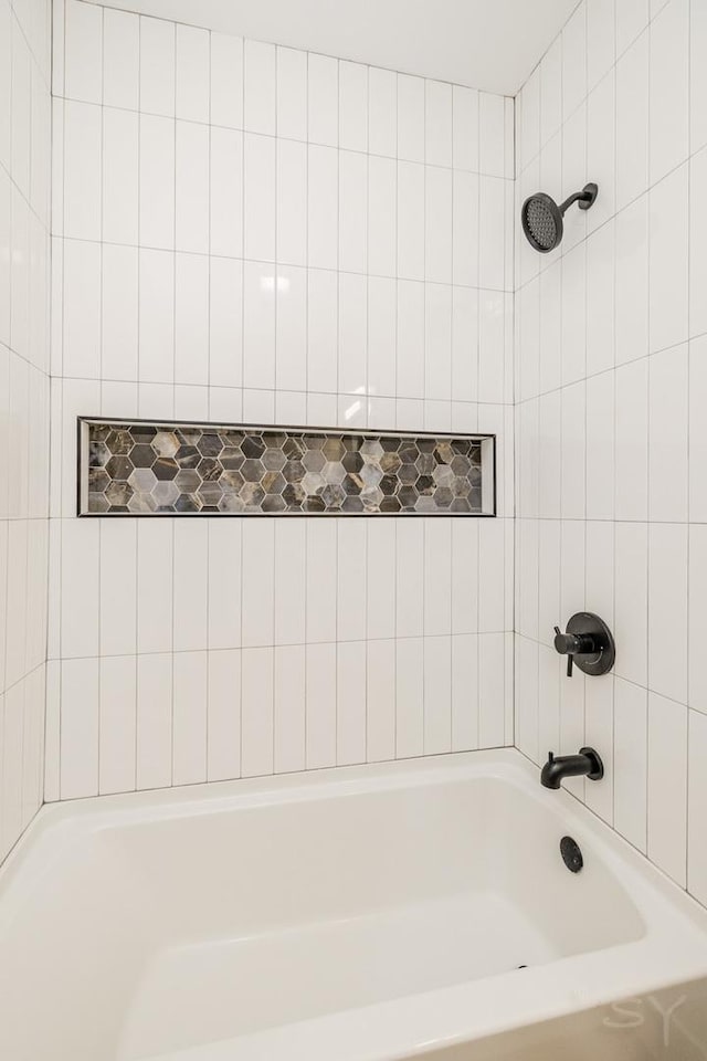 bathroom with tiled shower / bath