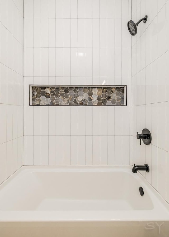 bathroom with tiled shower / bath