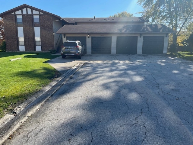 view of front facade featuring a front lawn and a garage