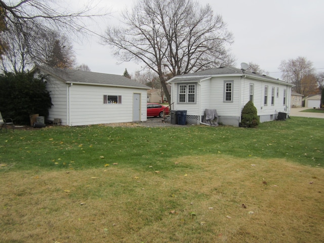 back of house featuring a lawn