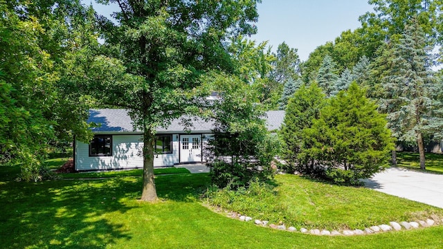 ranch-style house featuring a front yard