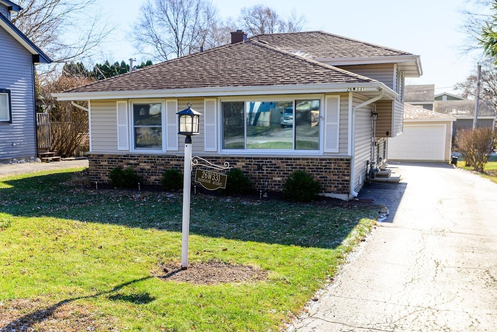 bungalow featuring a front yard