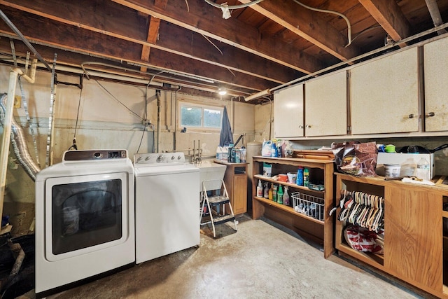 3820 W 117th St, Alsip, IL 60803 - laundry room featuring washing machine and dryer and cabinet space