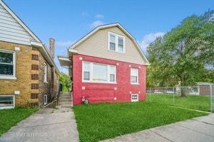 view of front of house with a front lawn