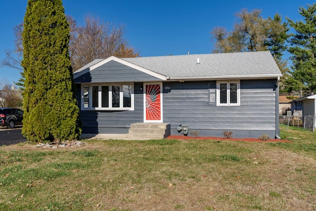 view of front facade featuring a front lawn