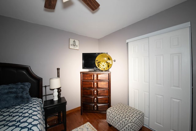 bedroom featuring hardwood / wood-style flooring, ceiling fan, and a closet