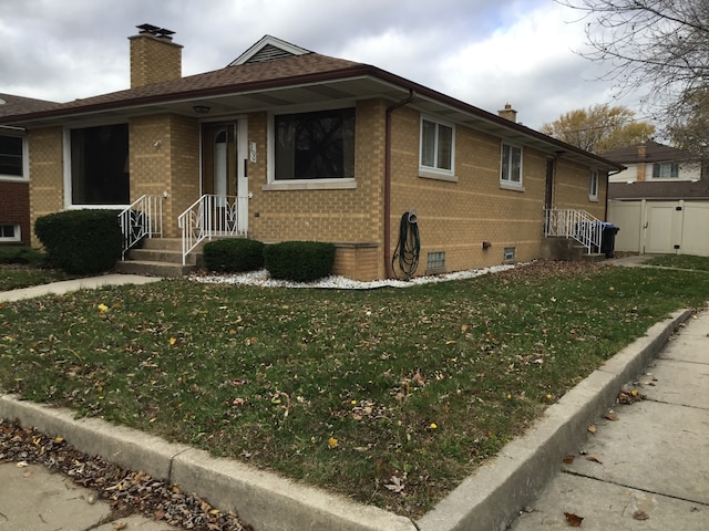 view of front of house featuring a front lawn